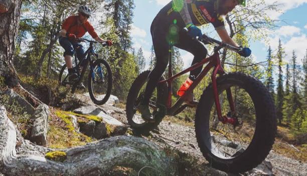 Fatbike kivikkoisella polulla Ylläs